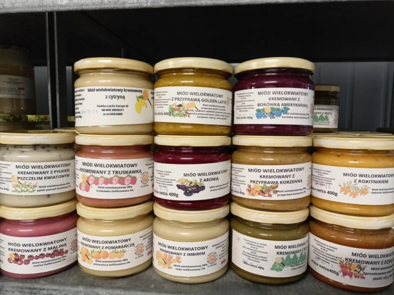 Miody kremowane z owocami liofilizowanymi lub przyprawami korzennymi