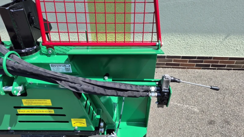 Wyciągarka leśna o sile uciągu 7500 kg.