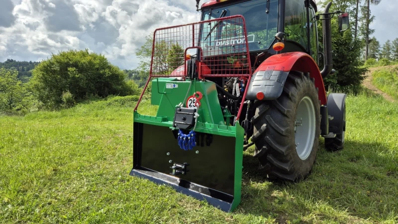 Wyciągarka leśna o sile uciągu 7500 kg.