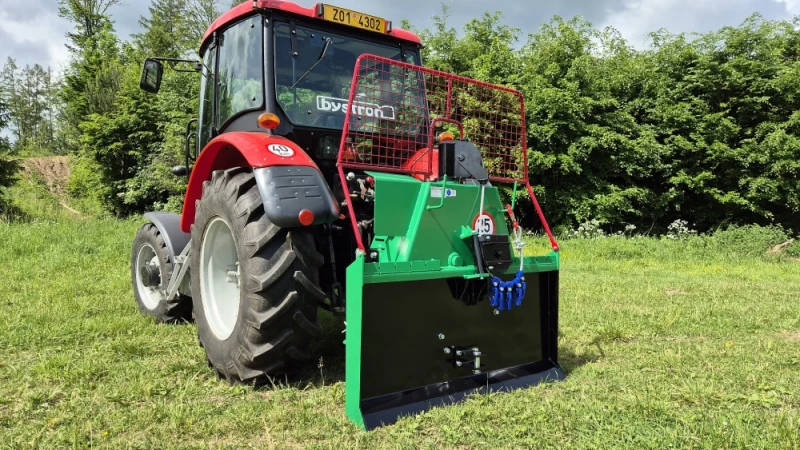 Wyciągarka leśna o sile uciągu 7500 kg.