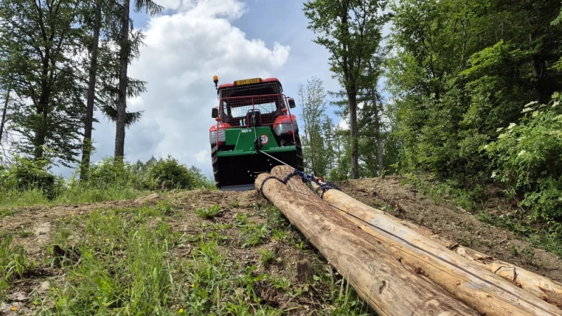 Wyciągarka leśna o sile uciągu 7500 kg.
