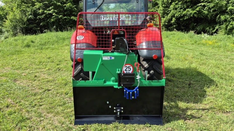 Wyciągarka leśna o sile uciągu 7500 kg.