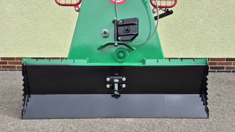 Wyciągarka leśna o sile uciągu 4000 kg.