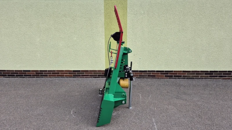 Wyciągarka leśna o sile uciągu 4000 kg.