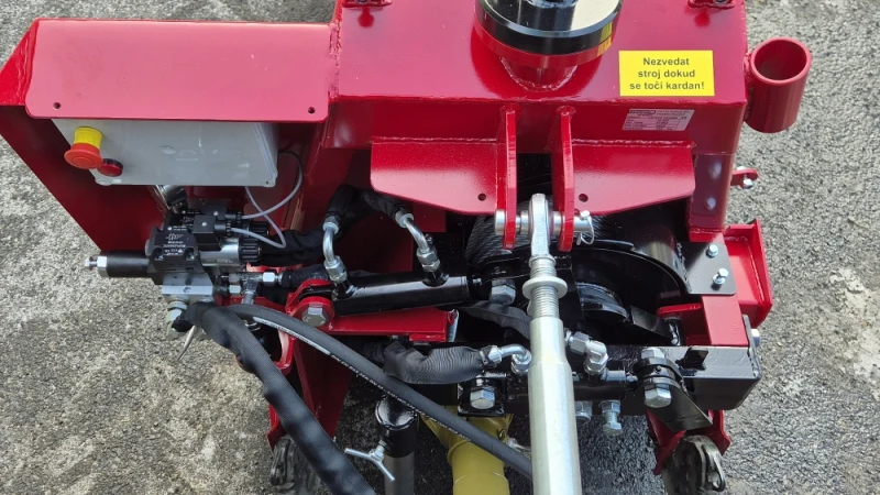 Zdalnie sterowana wyciągarka leśna o sile uciągu 4 tony, hydrauliczne siłowniki wykonawcze do małych ciągników