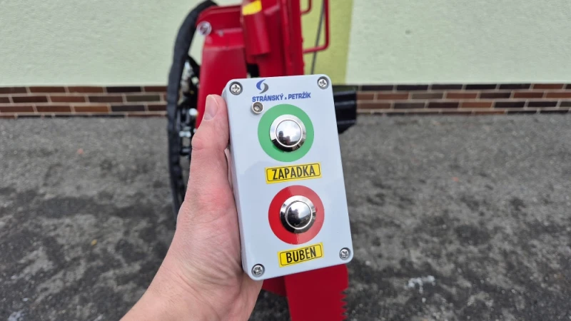 Zdalnie sterowana wyciągarka leśna o sile uciągu 4 tony, hydrauliczne siłowniki wykonawcze do małych ciągników