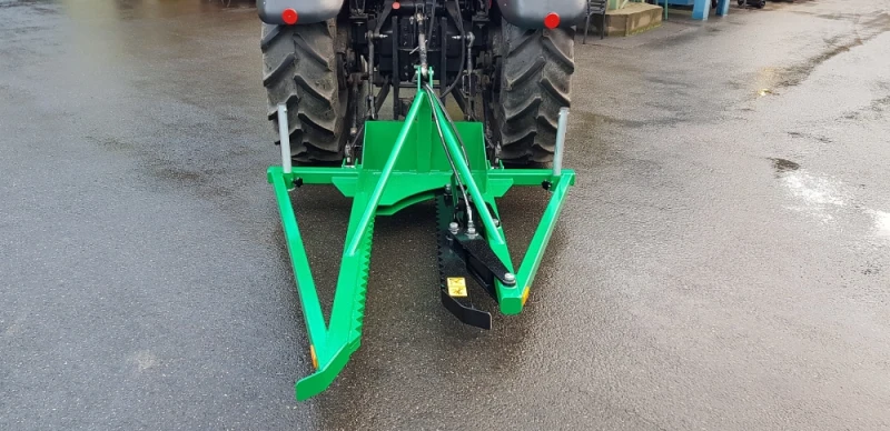 Ciągnikowa maszyna do usuwania niechcianych krzaków i małych drzewek