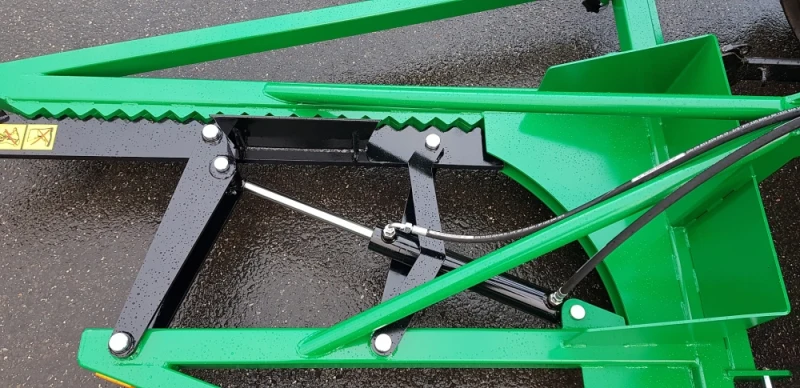 Ciągnikowa maszyna do usuwania niechcianych krzaków i małych drzewek