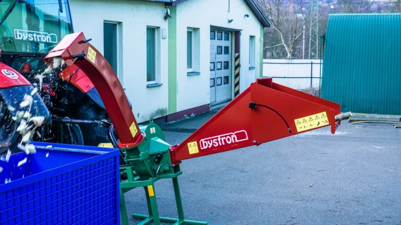 Ślimakowa kruszarka, ciągnikowy rębak gałęzi montowany i napędzany TUZ-WOM