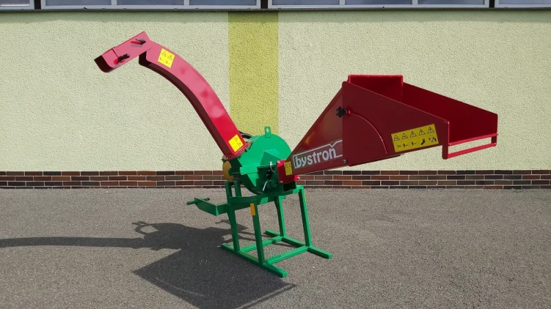 Ślimakowa kruszarka, ciągnikowy rębak gałęzi montowany i napędzany TUZ-WOM