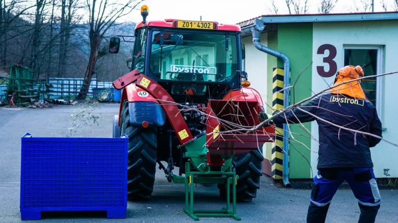 Ślimakowa kruszarka, ciągnikowy rębak gałęzi montowany i napędzany TUZ-WOM