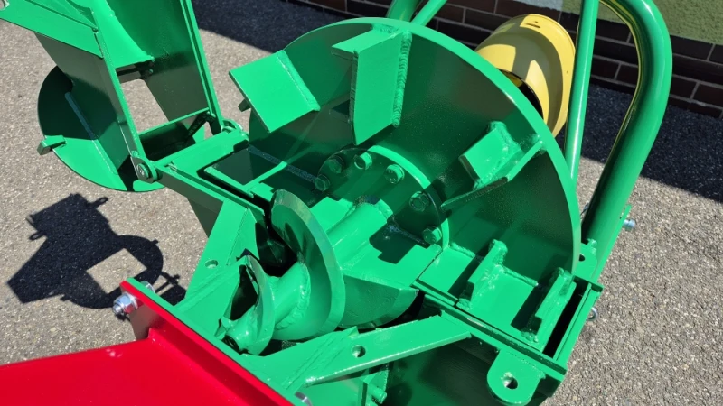 Ślimakowa kruszarka, ciągnikowy rębak gałęzi montowany i napędzany TUZ-WOM