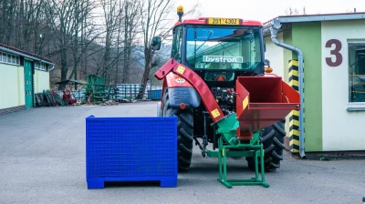 Ślimakowa kruszarka, ciągnikowy rębak gałęzi montowany i napędzany TUZ-WOM