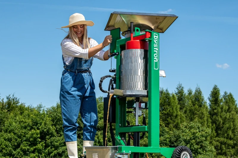 Rozdrabniacz i prasa do owoców i warzyw. Maszyna do soków
