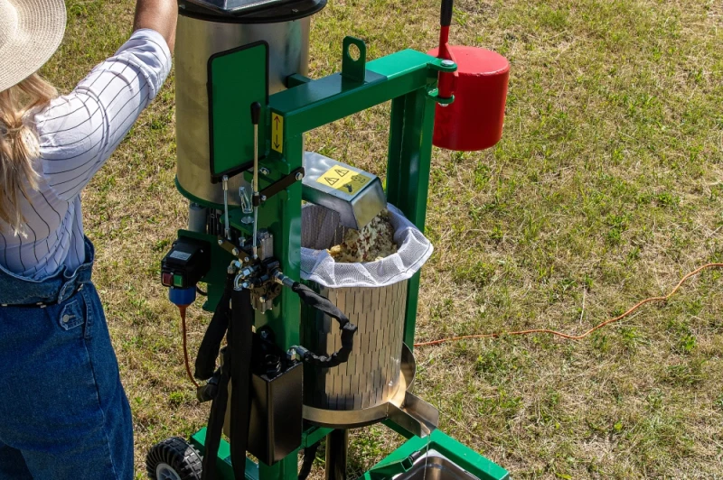 Rozdrabniacz i prasa do owoców i warzyw. Maszyna do soków