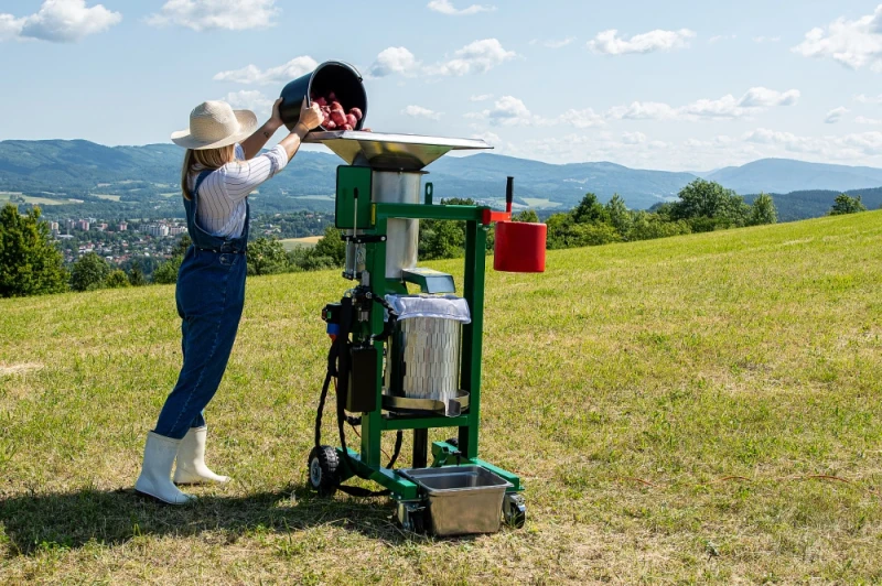 Rozdrabniacz i prasa do owoców i warzyw. Maszyna do soków