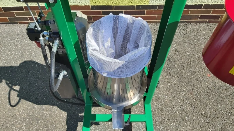 Prasa do tłoczenia soku z musu owocowego i warzywnego.