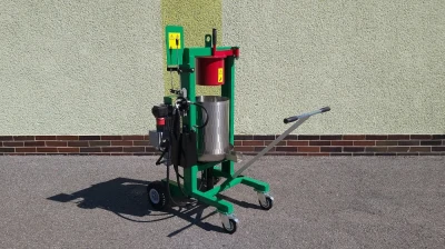 Prasa do tłoczenia soku z musu owocowego i warzywnego.